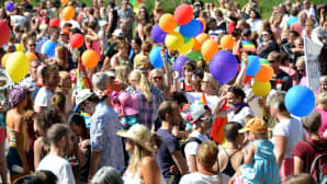 Kuvassa on Pietarsaaren Jeppis Pride-kulkueeseen osallistuneita ihmisiä.