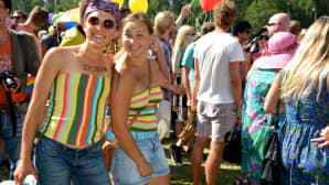 Kuvassa on Pietarsaaren Jeppis Pride-kulkueeseen osallistuneita ihmisiä.