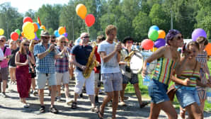 Kuvassa on Pietarsaaren Jeppis Pride-kulkueeseen osallistuneita ihmisiä.