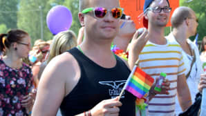 Kuvassa on Pietarsaaren Jeppis Pride-kulkueeseen osallistuneita ihmisiä.