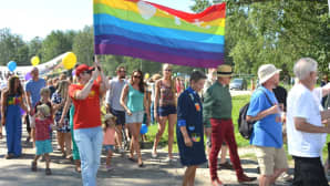 Kuvassa on Pietarsaaren Jeppis Pride-kulkueeseen osallistuneita ihmisiä.
