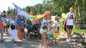 Kuvassa on Pietarsaaren Jeppis Pride-kulkueeseen osallistuneita ihmisiä.