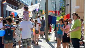 Kuvassa on Pietarsaaren Jeppis Pride-kulkueeseen osallistuneita ihmisiä.