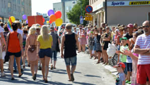 Kuvassa on Pietarsaaren Jeppis Pride-kulkueeseen osallistuneita ihmisiä.