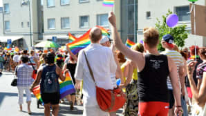 Kuvassa on Pietarsaaren Jeppis Pride-kulkueeseen osallistuneita ihmisiä.