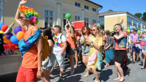 Kuvassa on Pietarsaaren Jeppis Pride-paraatiin osallistuneita.
