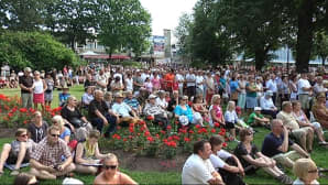 Yleisö kuunteli Tattoon avauspäivän konserttia keskittyneesti.