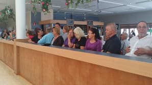 Katsojat seuraamassa tanssijoita tanssilavan laidalla