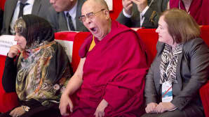 Dalai Lama haukottelee katsomossa
