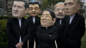 Aktivistit ovat pukeutuneet Kanadan pääministeri Stephen Harperia, Kiinan presidenttin Xi Jinpingia, Japanin pääministeri Shinzo Abea, Intian pääministeri Narendra Modia sekä Venäjän presidentti Vladimir Putinia muistuttaviin naamareihin Perun Limassa.