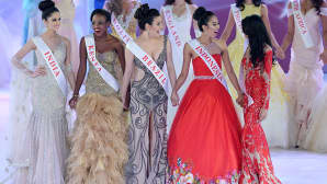 Vuoden 2014 Miss Maailma -kilpailun ehdokkaita lavalla. Ylhäällä oikealla Etelä-Afrikan Rolene Strauss.