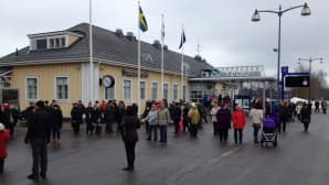 Ruotsin kuningasparia on saapunut seuraamaan hyvissä ajoin runsaasti ihmisiä.