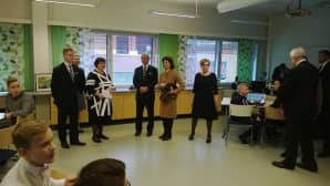kuningaspari tutustuu robotteihin