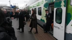 Kuningaspari astuu junasta Lappeenrannan rautatieasemalla.