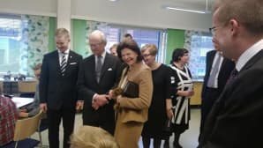 kuningaspari tutustuu robotteihin