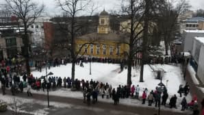 raatihuoneen ympärille on kokoontunut ihmisiä odottamaan kuningasparia
