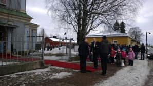 kuninkaallisille on levitetty punainen matto linnoituksessa