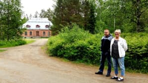 Toimistosihteeri Riitta Rossi ja tuotantopäällikkö Heikki Syrjälä esittelivät tehtaan aluetta.