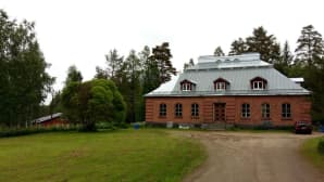 Tehtaan työntekijöiden seurahuoneella kokoonnuttiin ja kuunneltiin kylän esimmäistä radiota. Nykyisin rakennuksessa on asuntoja.