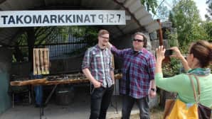 Outi Parikka nappaa somekuvan Eskosta ja Jusista ennen suoraa lähetystä.