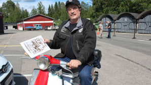 Tapio Kokkosella on alla harvinainen Tunturi Scooter ja kädessä kuva, jossa hän poseeraa saman skootterin kanssa Jyväskylän Harjulla 1971.