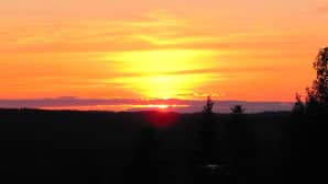 Auringonlasku maalaa taivaan Jyväskylän Laajavuoressa.
