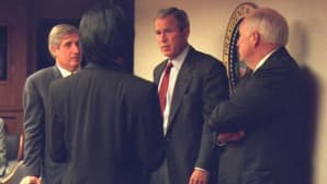 Yhdysvaltain entinen presidentti George W. Bush puhuu henkilökuntansa kanssa.