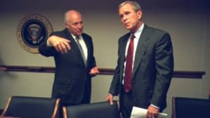 Dick Cheney puhuu George W. Bushille.