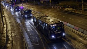 Linja-autoletka kuljettaa turvapaikanhakijoita Unkarin rajakaupunkiin Hegyeshalomiin.