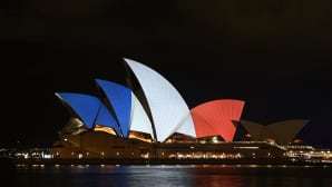 Ranskan lipun väreillä valaistu Sydneyn oopperatalo 14. marraskuuta.