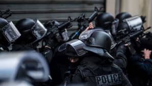 Lukuisia poliiseja.