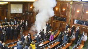 Opposition edustaja teki kyynelkaasuiskun Kosovon parlamenttiin 30. marraskuuta.