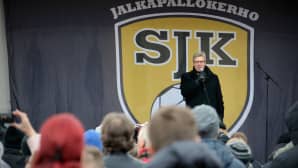 Seinäjoen kaupunginjohtaja Jorma Rasinmäki lavalla.