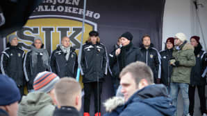 SJK:n joukkue rivissä lavalla.
