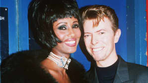 Valokuvamalli Iman ja rock-muusikko David Bowie Lontoon Wembley Arenalla maailman aids-päivänä järjestetyssä konsertissa 2. joulukuuta1993.