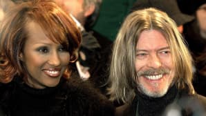 David Bowie vaimonsa Imanin kanssa Hannibal-elokuva kutsuvierasensi-illassa New Yorkissa 2001.