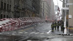 Kaatunut nosturi New Yorkilaisella kadulla.