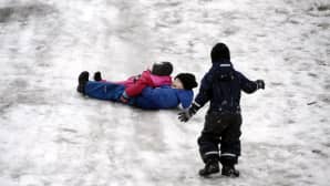 Pulkkailijoita Laskiaissunnuntaina Vantaan Malminkartanoss