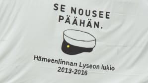 Tekstit se nousee päähän, Hämeenlinnan Lyseon lukio 2013-2016 ja piirretty ylioppilaslakki penkkarilakanassa
