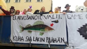 Ei arvosanoil välii, kuha saa lakin päähän -penkkarikyltti