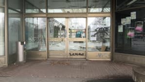 Lähikuva ostarin ovista ulkoa