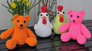 erivärisiä amigurumeja