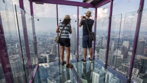 Turisteja kuvaamassa maisemia Kuala Lumpur Towerin kuvaustasanteella, Malesiassa 5. toukokuuta. Torni on 421 metrin korkeudessa ja on näin maailman seitsemänneksi korkein rakennelma.