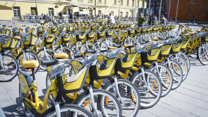 Uusien kaupunkipyörien rivistöt Helsingin Narinkkatorilla maanantaina 2.5.