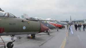 Vanhaa ja uutta Suomen ilmavoimien kalustoa rivissä. MiG-21, BAe Hawk ja F-18 Hornet.