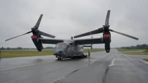 Kääntyväpotkurinen CV22-B Osprey muuttuu helikopterista lentokoneeksi.