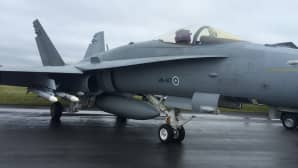 Ilmavoimien Hornet-hävittäjä ilmataisteluohjuksilla aseistettuna.