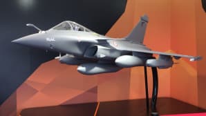Ranskalaiset toivat Rissalaan hävittäjäehdokkaansa Dassault Rafelen pienosmallina.