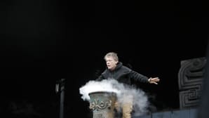 Iron Maidenin laulaja Bruce Dickinson varustautui Suomen suveen varmuuden vuoksi hupparilla.