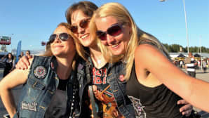 Iron Maidenin fanit paistattelivat kauniissa säässä.